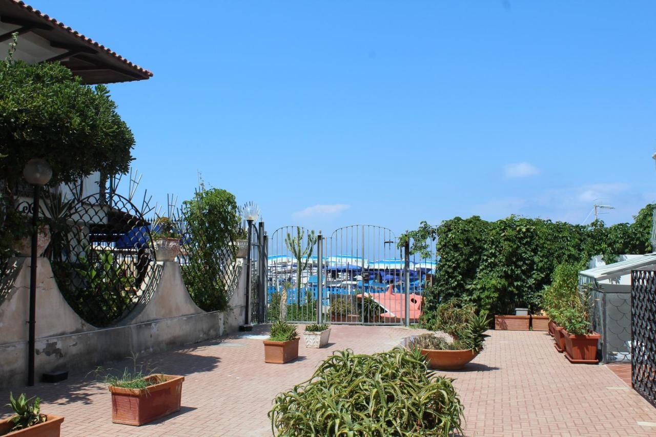 Апартаменты La Casa Ridente : Ischia Porto Экстерьер фото